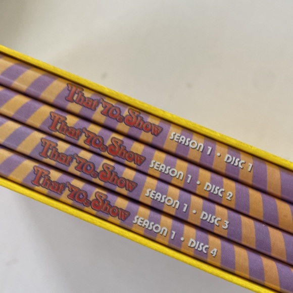 That 70’s Show Season One - 4 Disc DVD Set - 25 Episodes - Picture 4 of 13